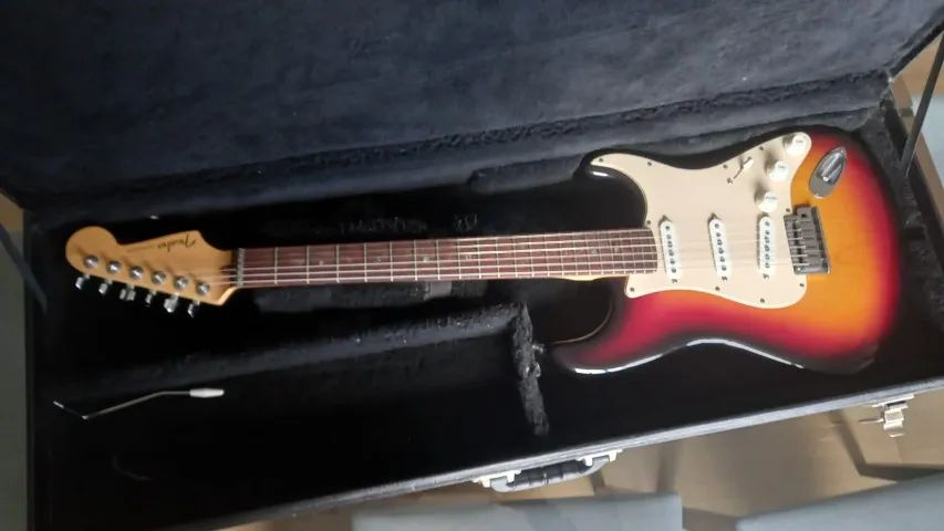 Guitarra Fender American Deluxe - Instrumentos musicais - Barra do
