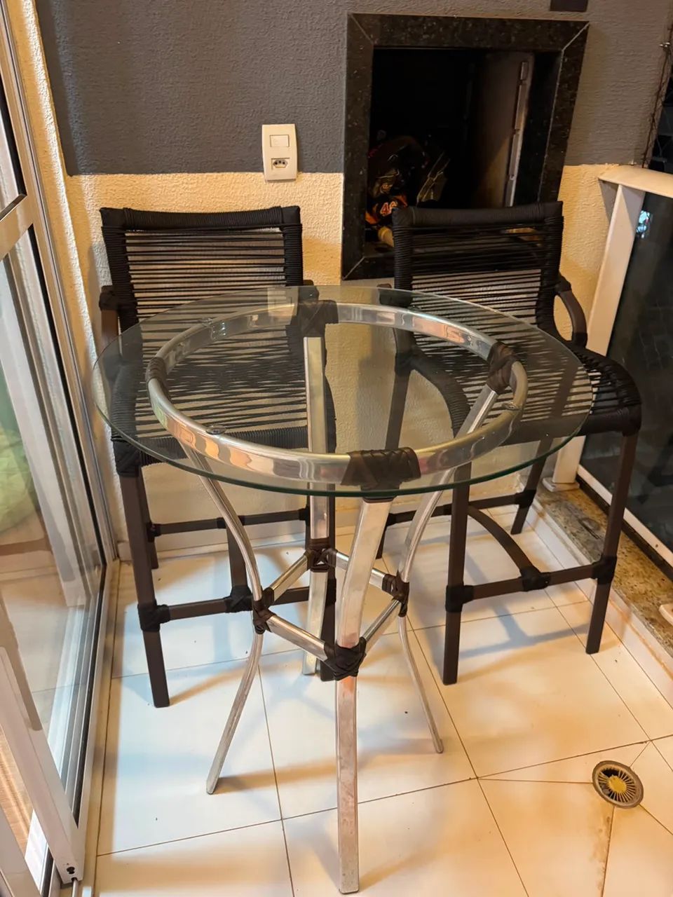 Bistrô com 2 banquetas altas
