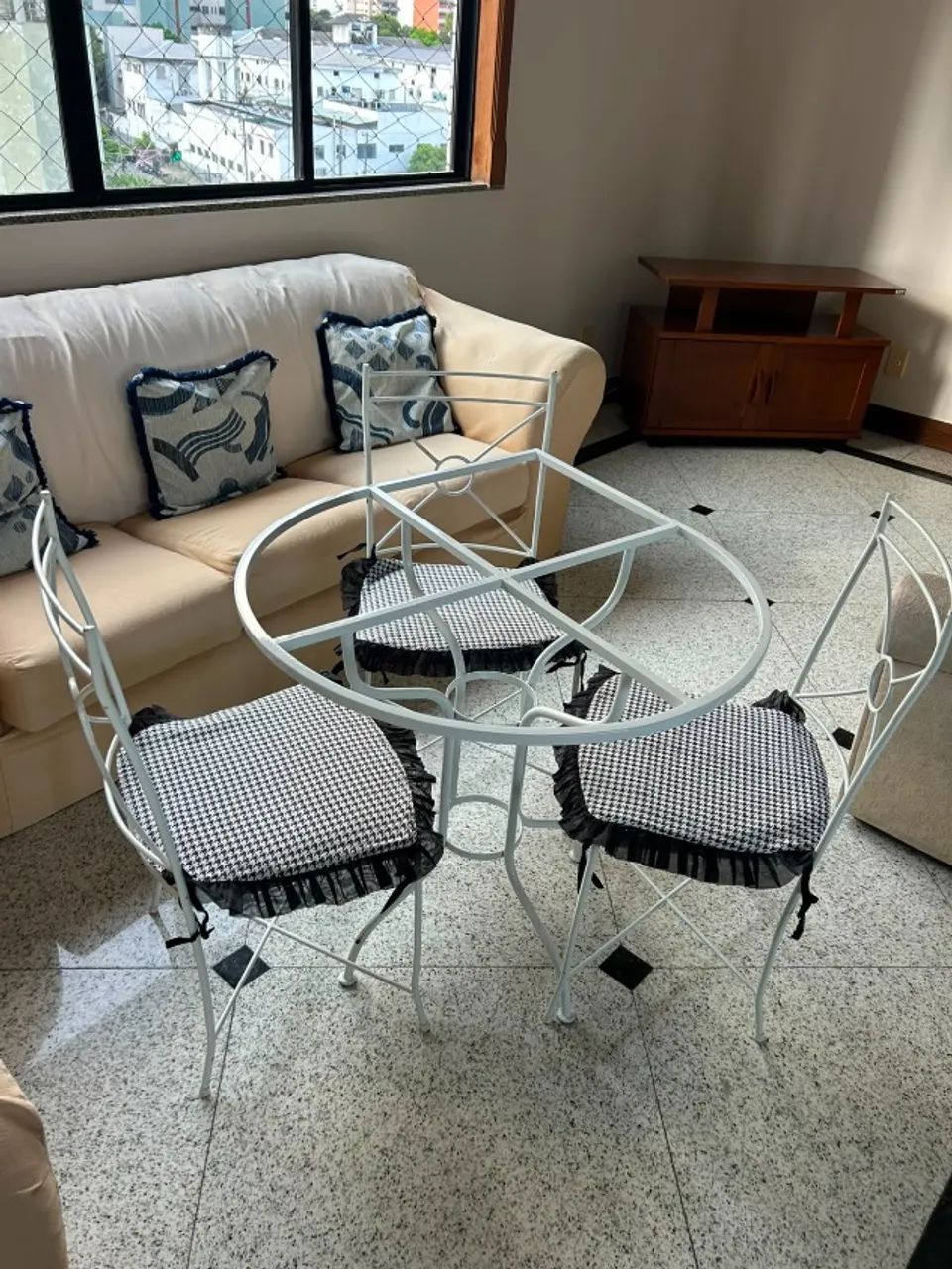 VENDO PE DE MESA EM FERRO COM QUATRO CADEIRAS - Foto 3