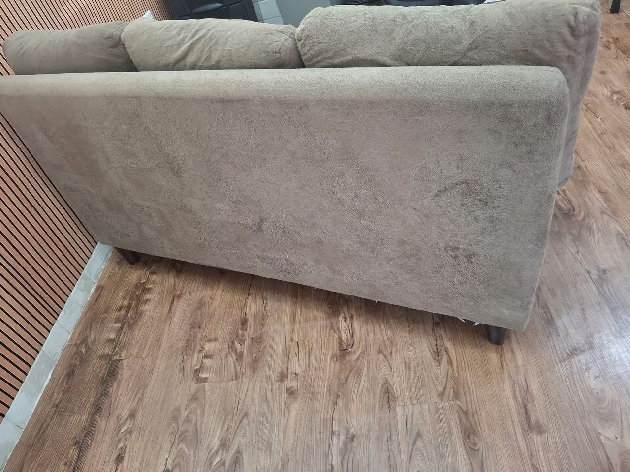 Sofá de 3 lugares Suede perfeito estado - Foto 4