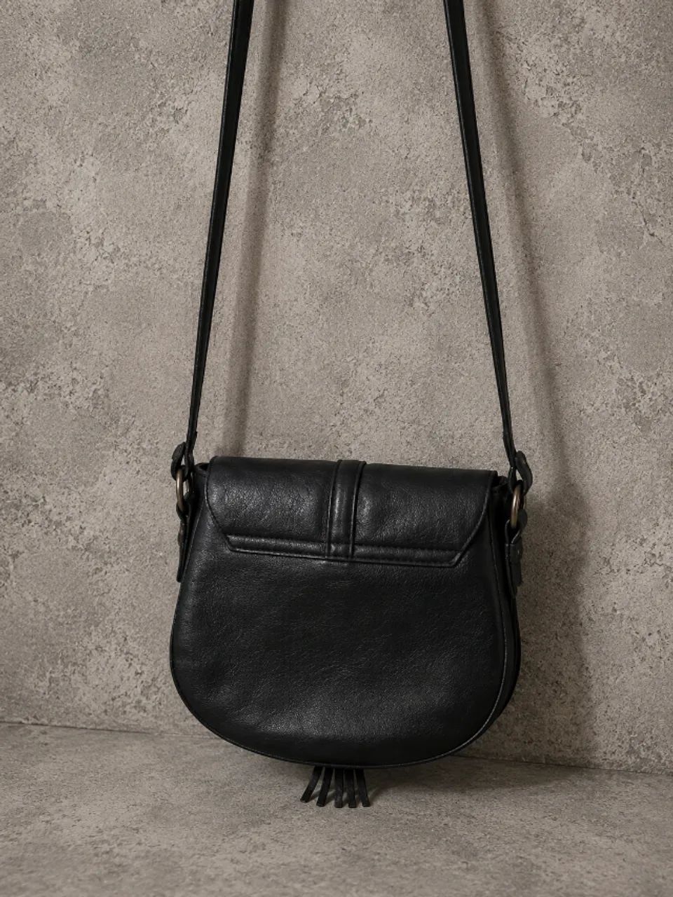 Bolsa Transversal Preta Boho Chic com Pingentes - Foto 3