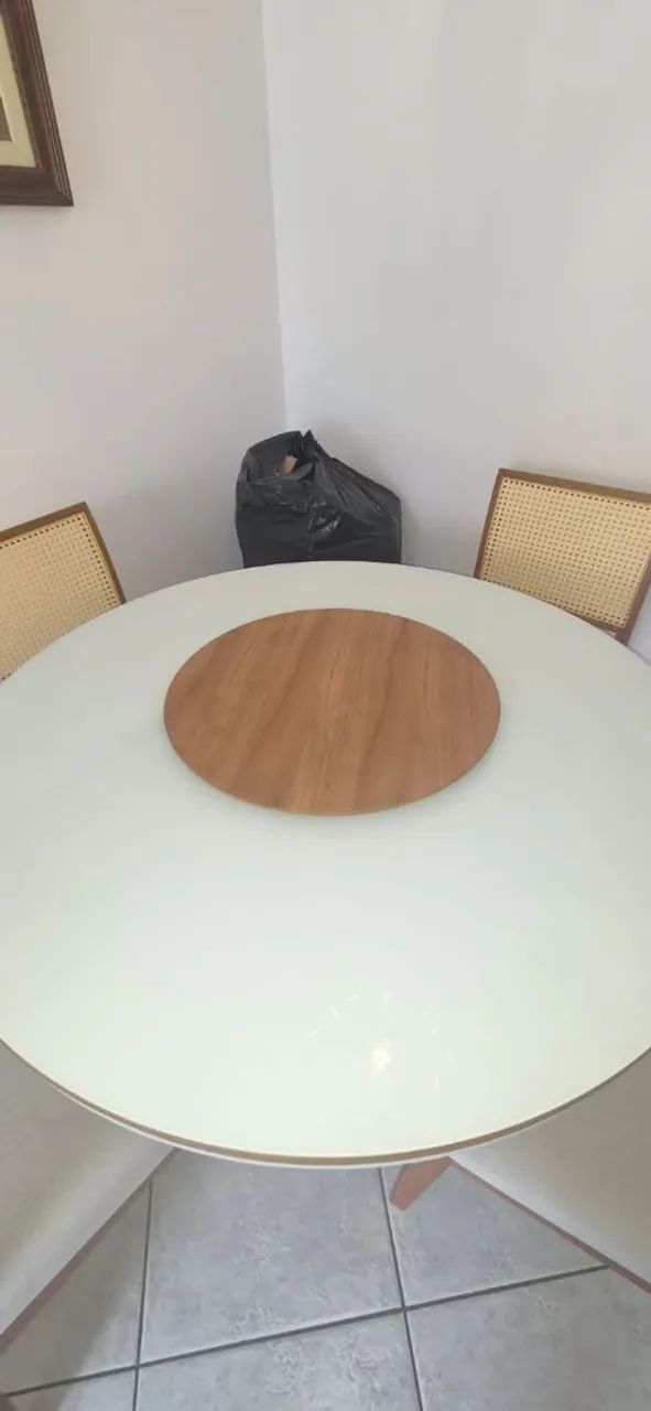 Mesa redonda com 4 cadeiras