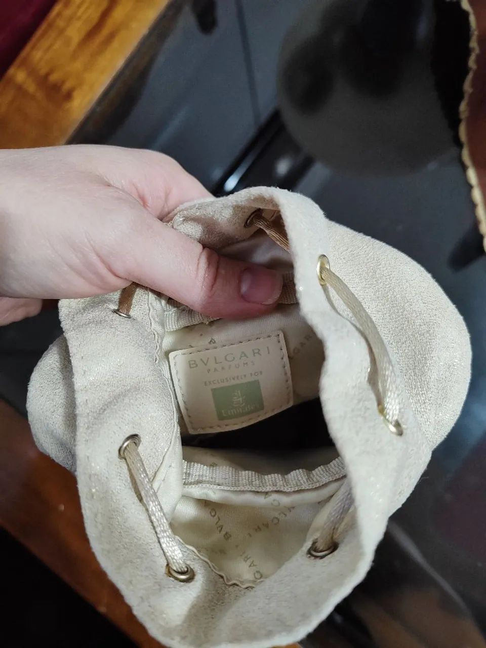Necessaire Bulgari com brilho no tecido parte superior  - Foto 3