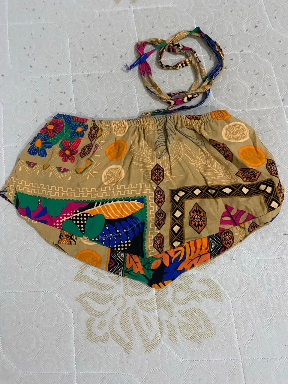 Cropped triângular estampa estilo farm com amarração no pescoço 