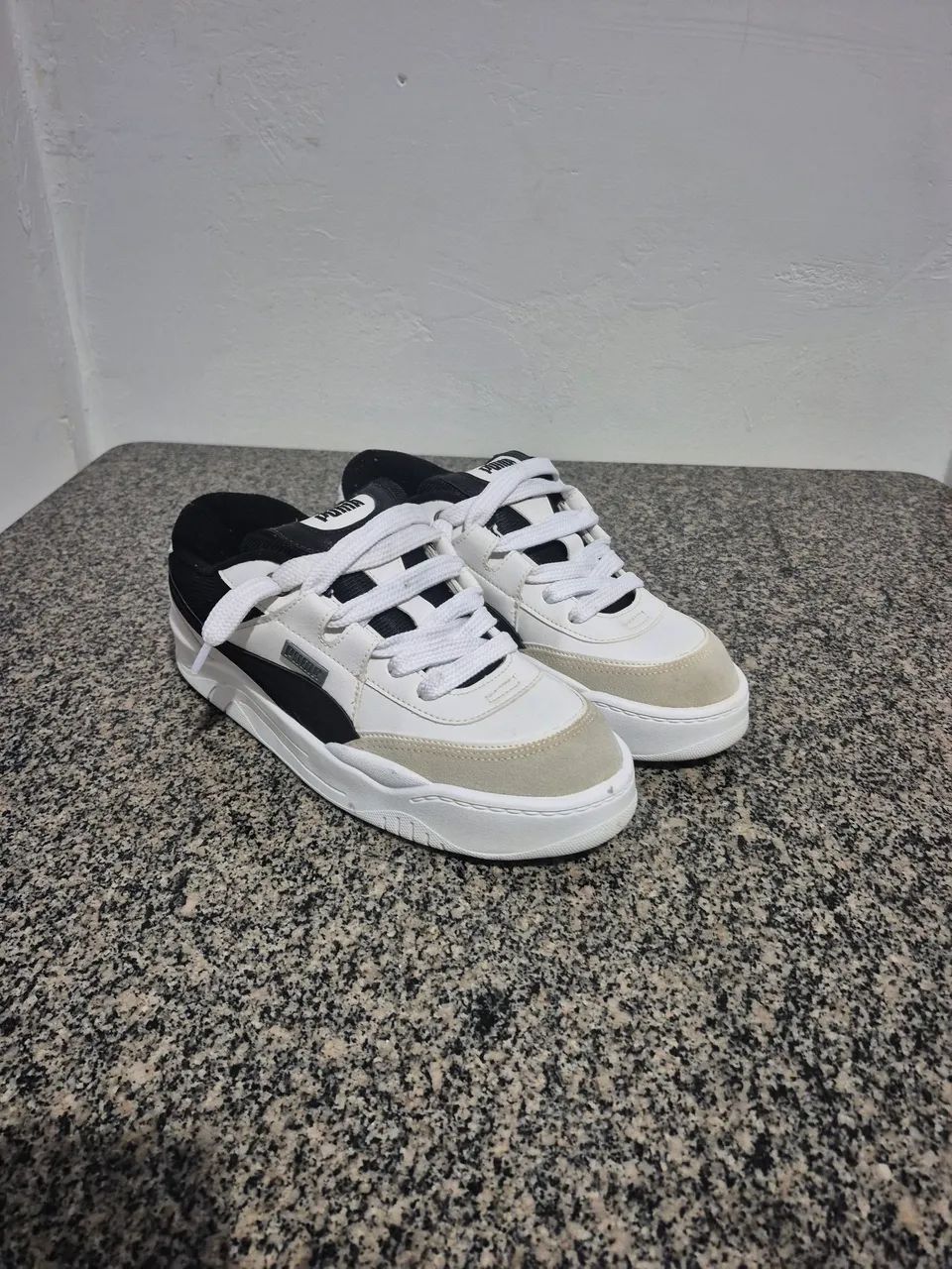 puma SKT, branco e preto