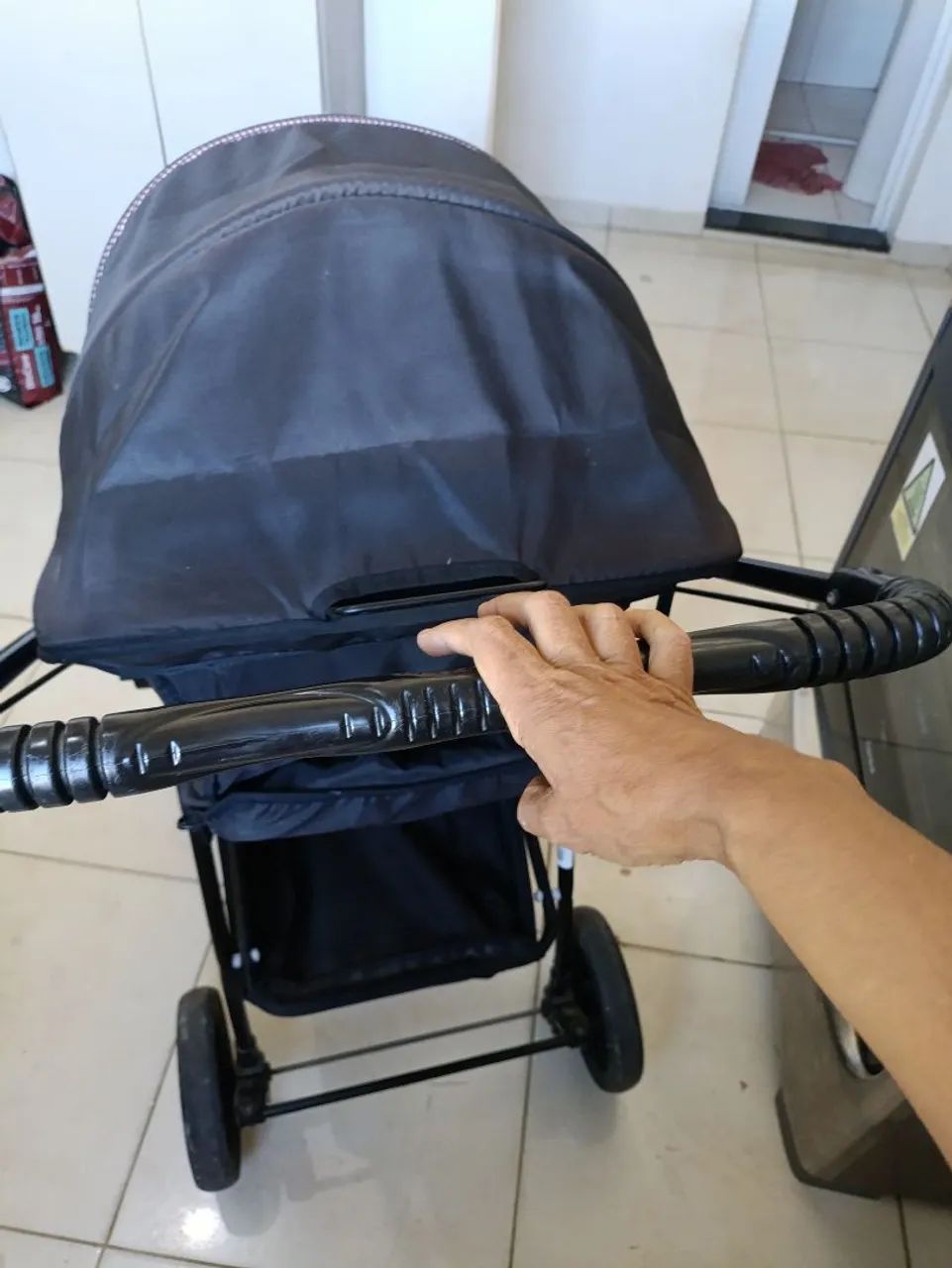 Vendo carrinho de bebê Galzerano bom e barato  - Foto 3