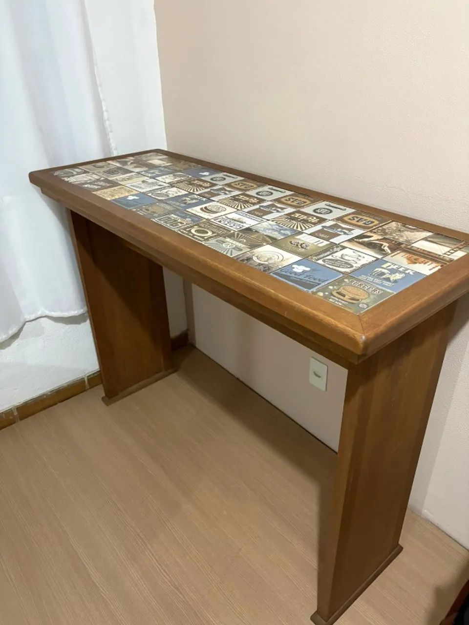 Bancada alta de azulejos com 2 banquetas de madeira  - Foto 5