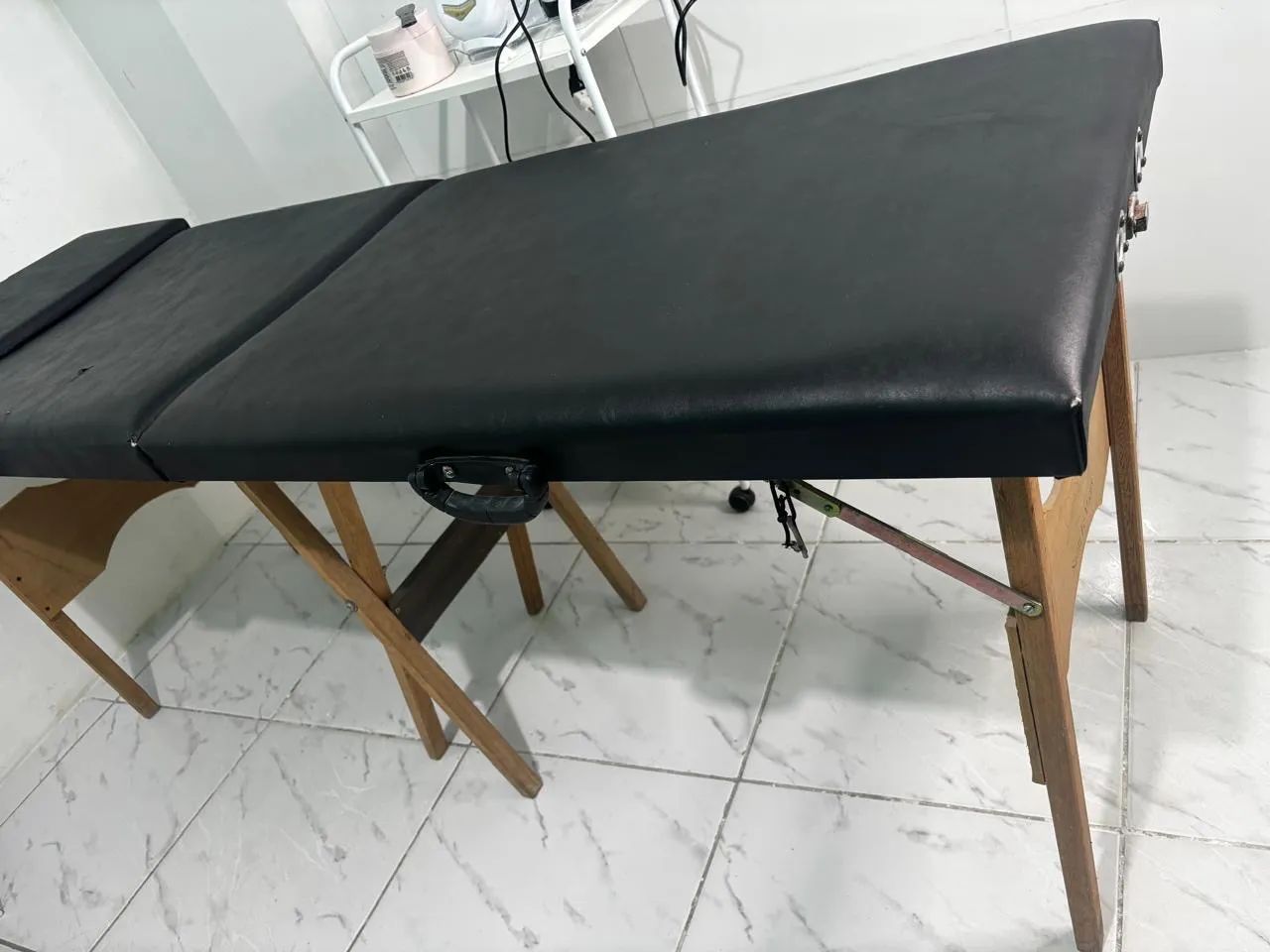 maca dobrável preta, com levantamento no pescoço.