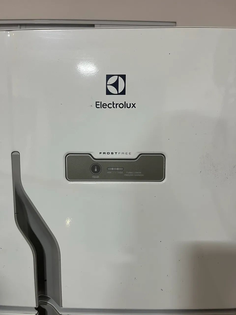 Vendo Geladeira semi nova eletrolux, duas portas front Free 