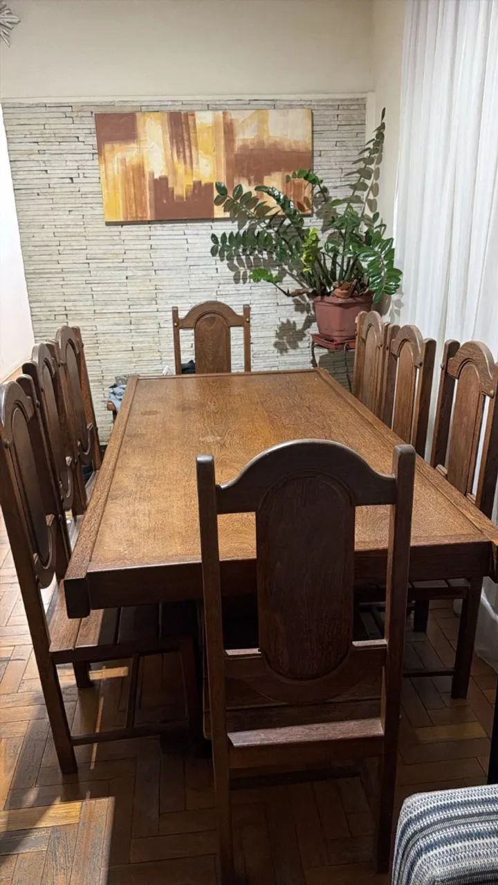 Mesa em madeira maciça com 08 cadeiras