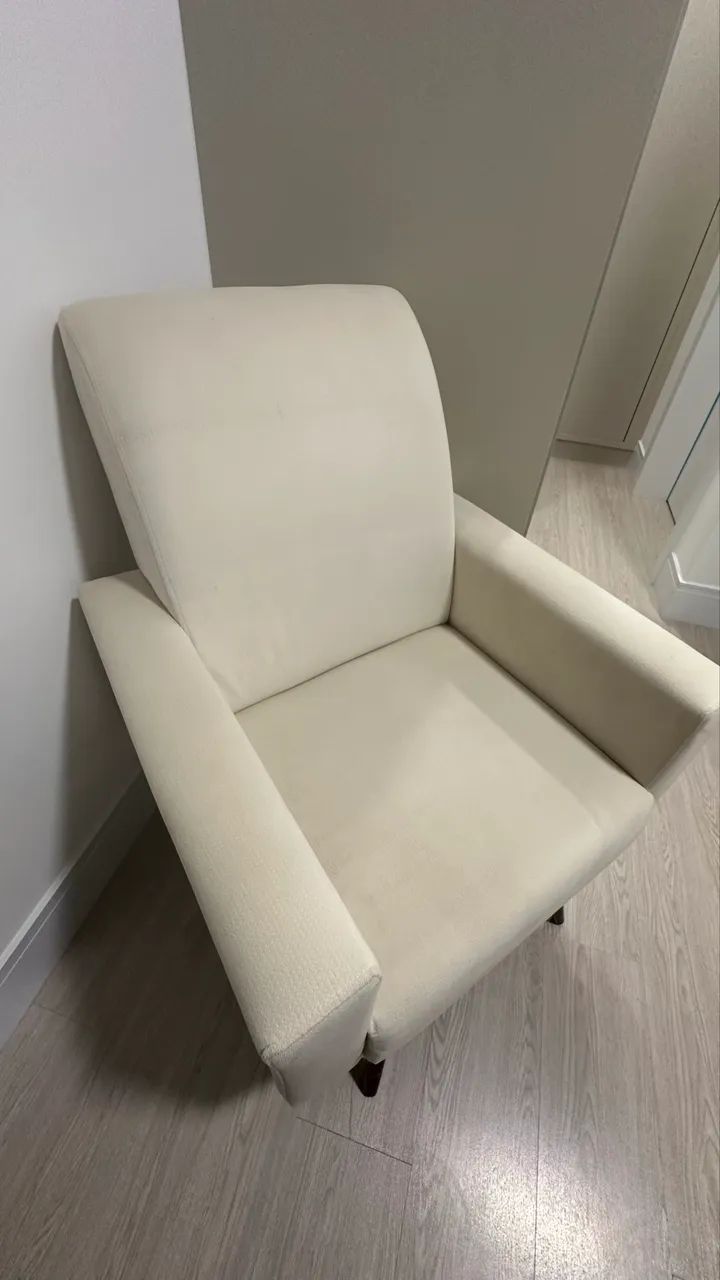 Vendo Poltrona - bege com pés em madeira  - Foto 3