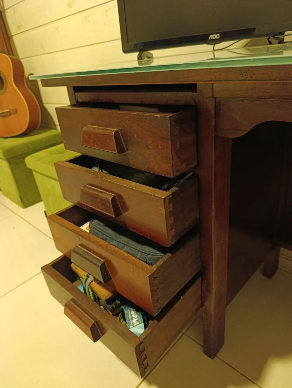 Mesa de Madeira Maciça com Vidro e 5 Gavetas - Linda e Robusta - Foto 3