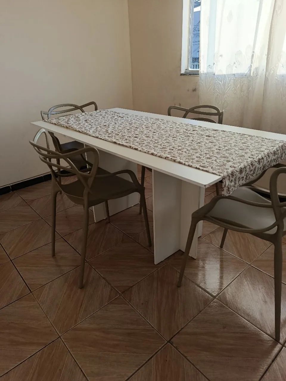 Mesa 6 lugares com 4 cadeiras  - Foto 2