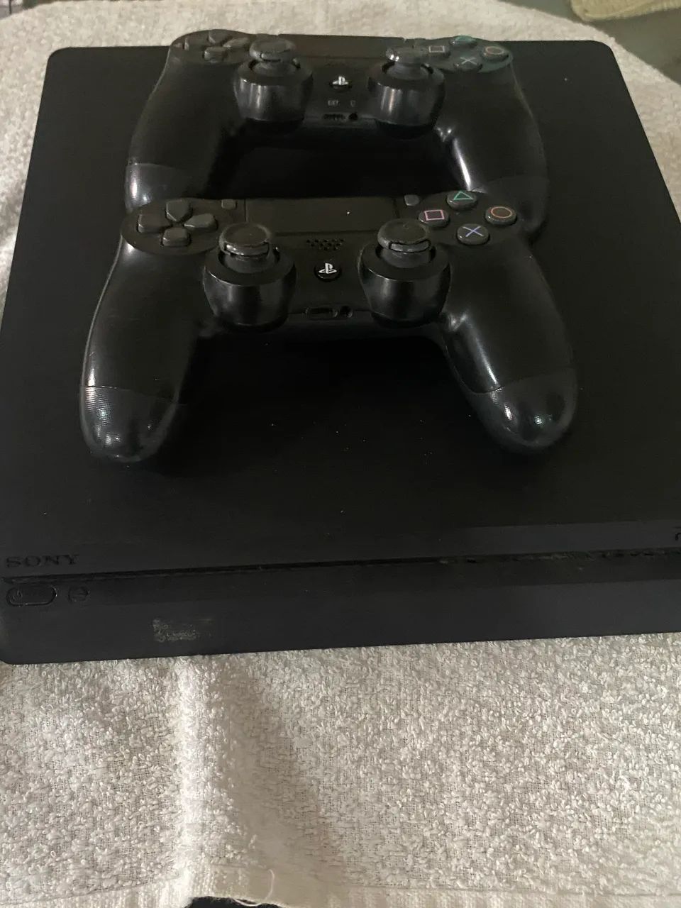 Ps4 com 2 controles(ruins) - Foto 2