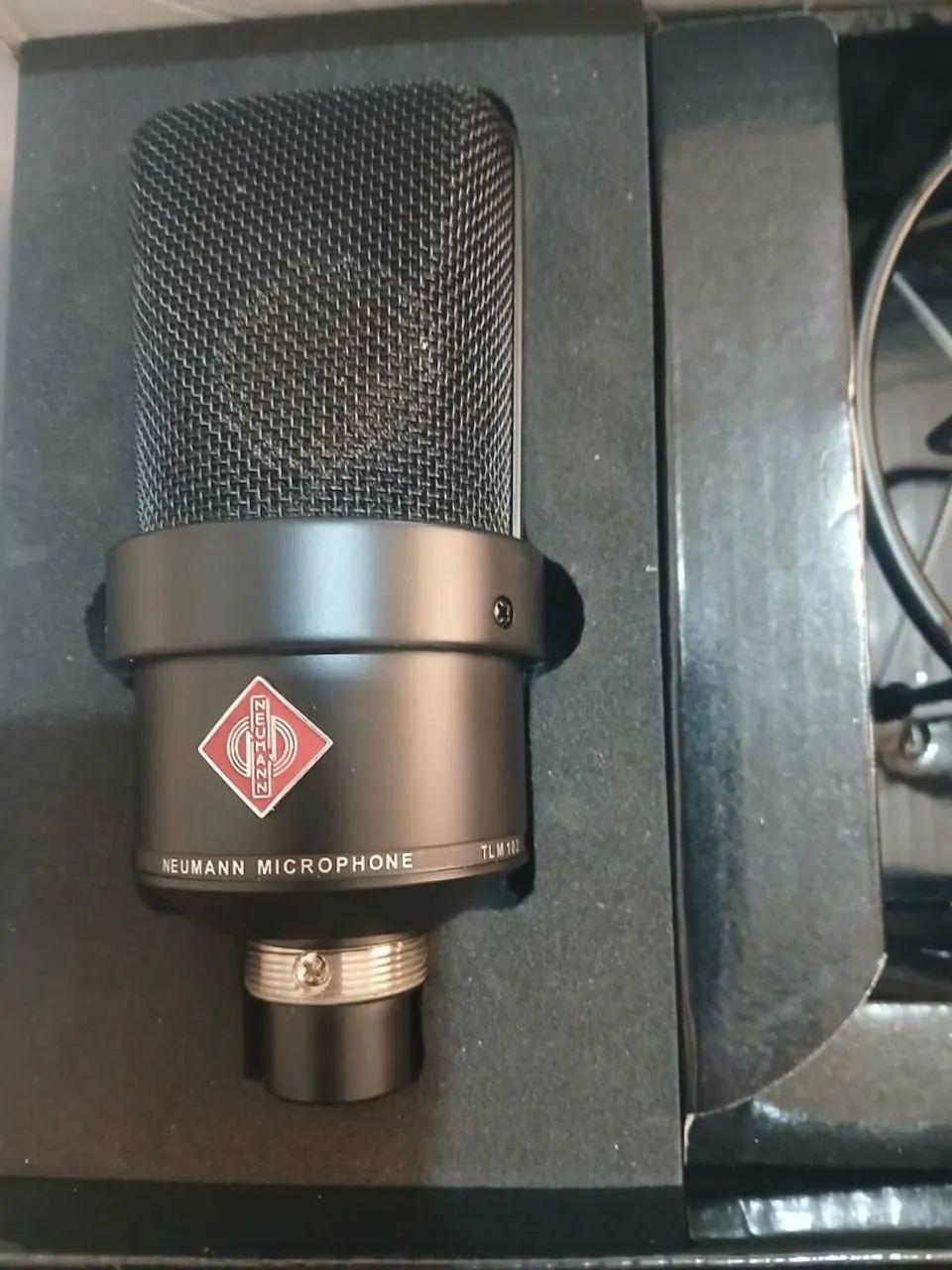  2 Microfones Neumann TLM 103 condensador  um preto outro cinza