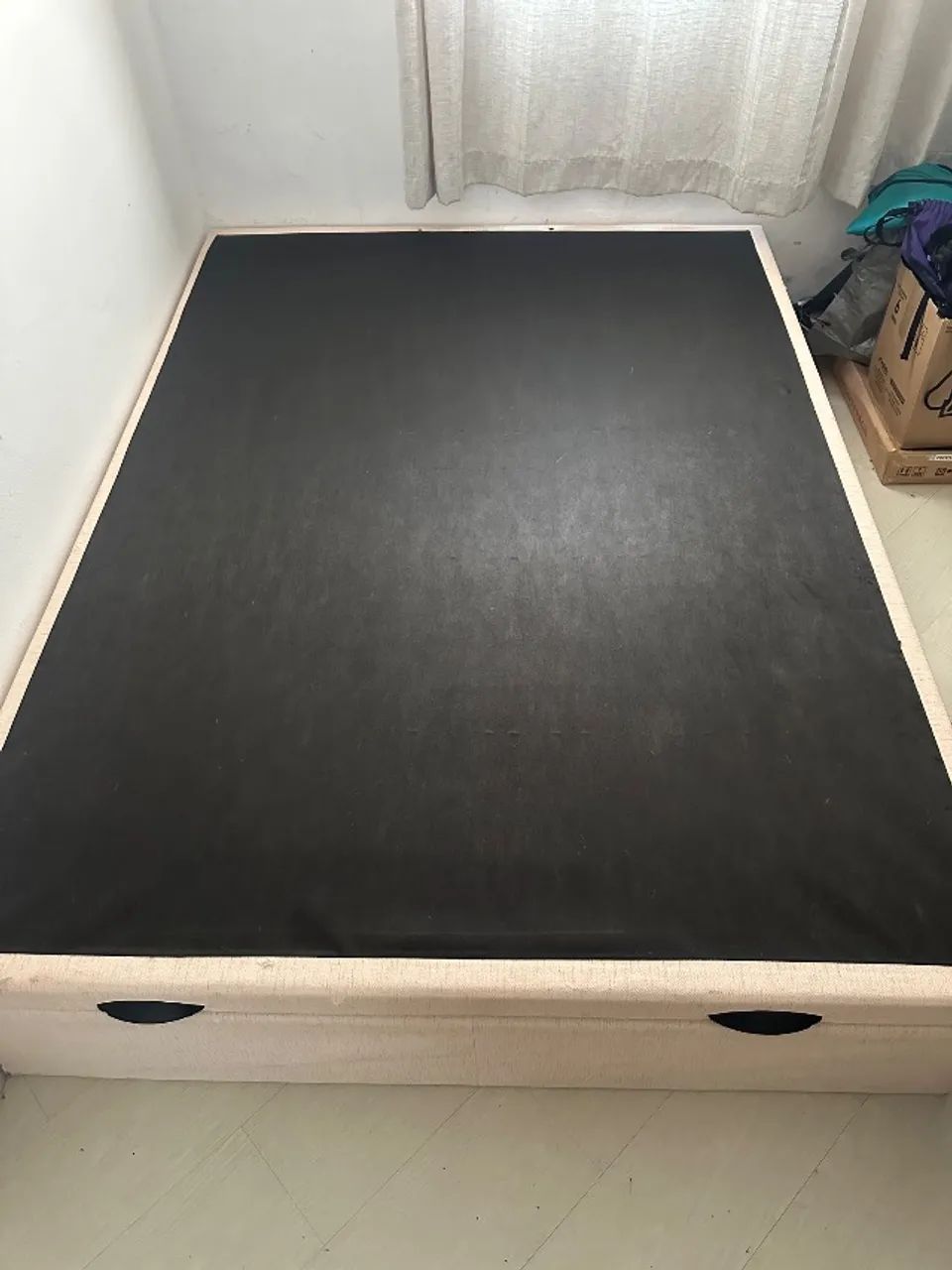 CAMA DE CASAL COM BAÚ BEGE COM COLCHÃO PERFEITO ESTADO - Foto 2