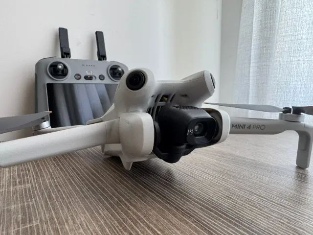 Drone DJI Mini 4 Pro com Controle com Tela (RC 2) - Excelente Estado - Foto 2