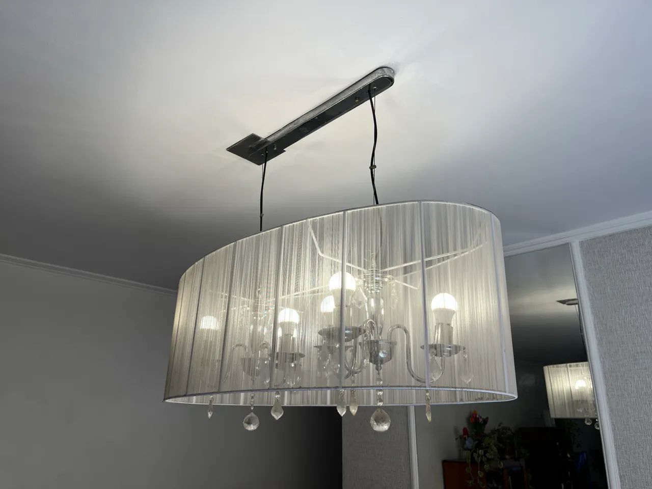 Lustre prateado com pedras