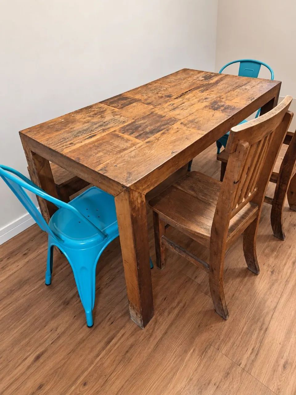 MESA DE MADEIRA COM BANCO E QUATRO CADEIRAS  - Foto 2
