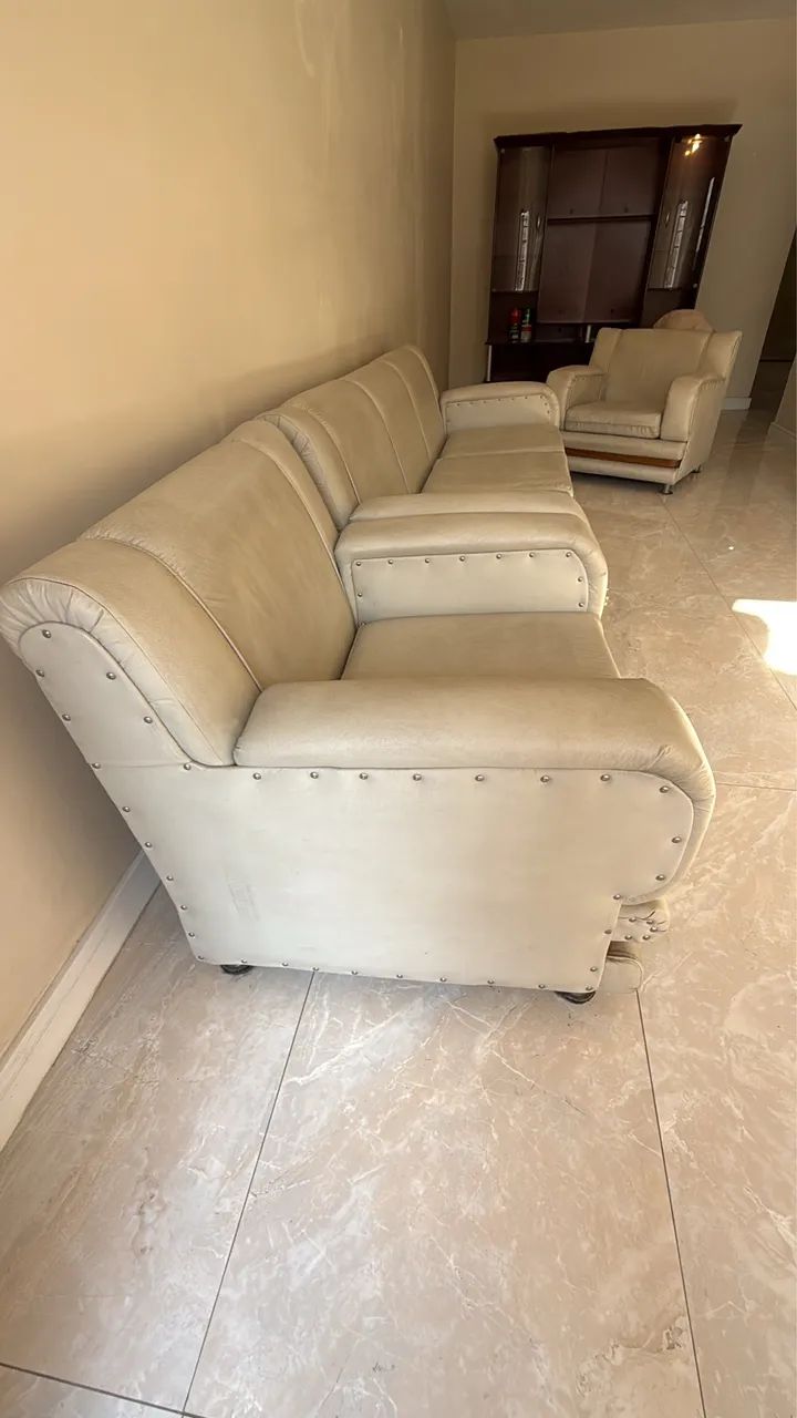 Sofá branco 3 lugares + 2 poltronas brancas - Foto 3