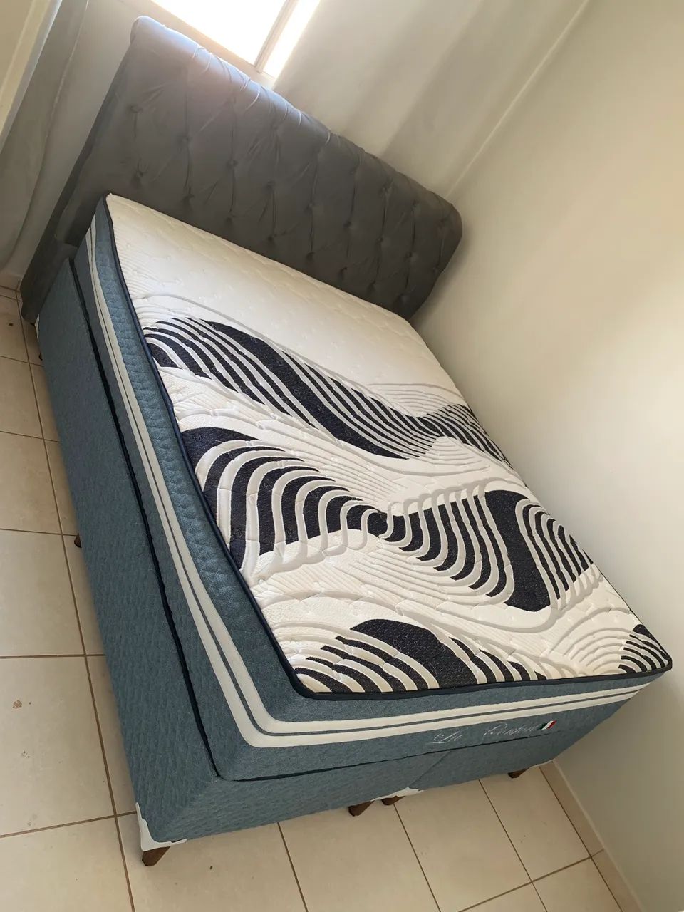 Cama box Queen + colchão de molas ensacadas + cabeceira | Semi nova 