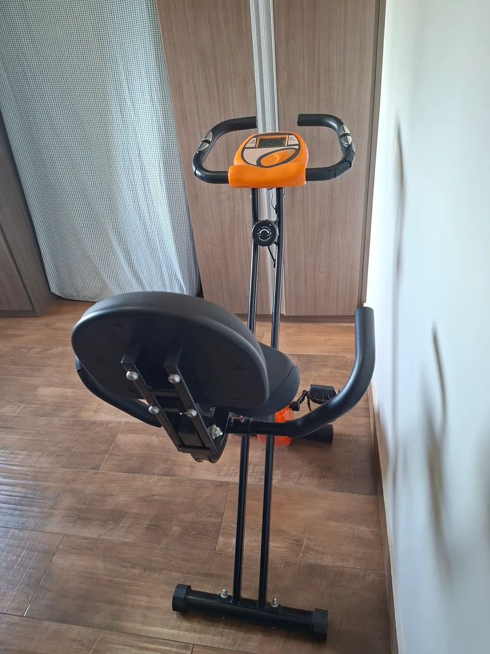Bicicleta Ergométrica Dobrável WCT Fitness - Suporta 180kg, 10 níveis de tensão - Foto 6
