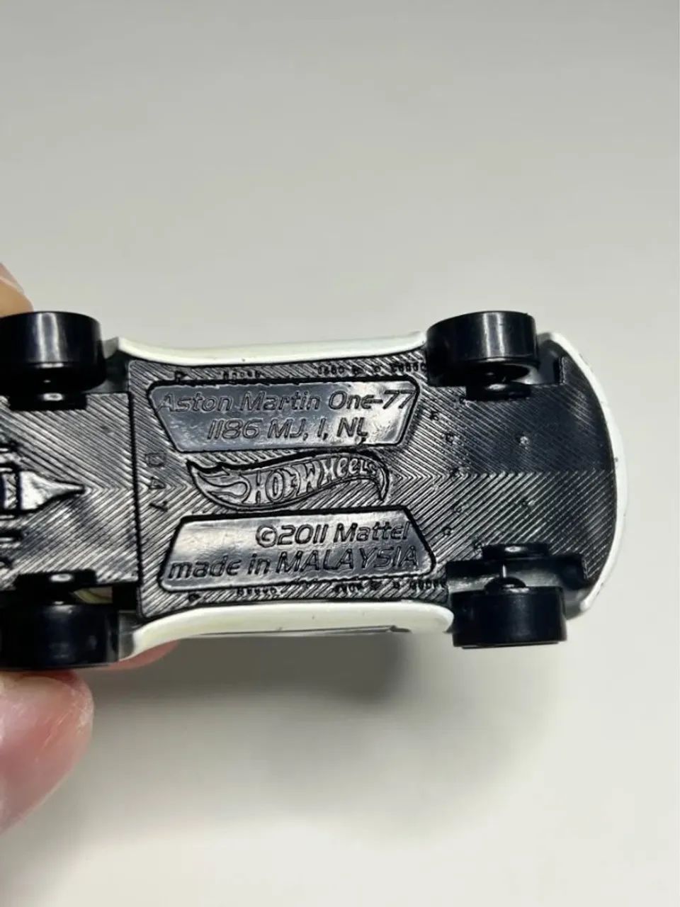 Hot Wheels Aston Martin One-77 - Branco Perolado - Loose (2012) - Foto 2