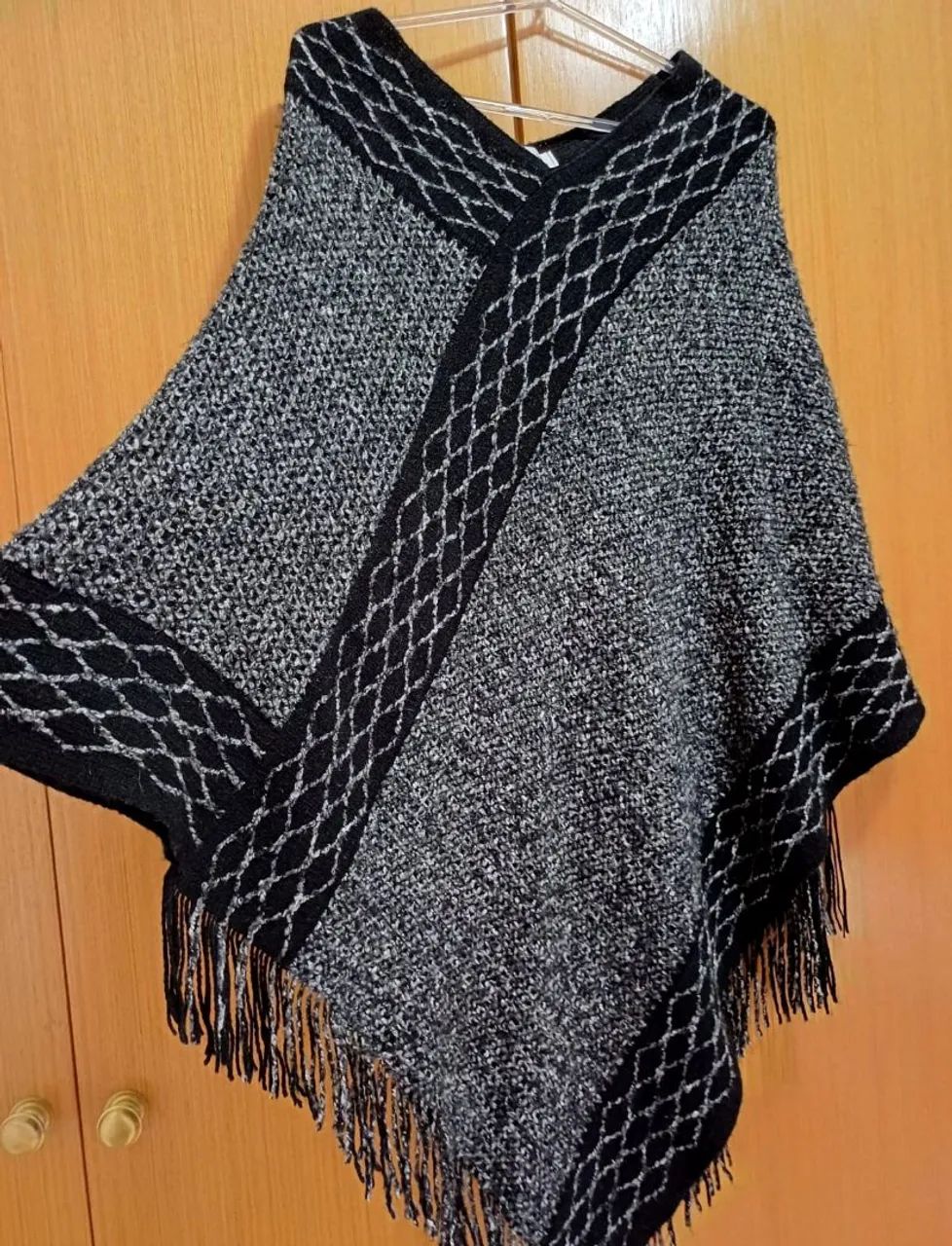 Poncho de lã com franja