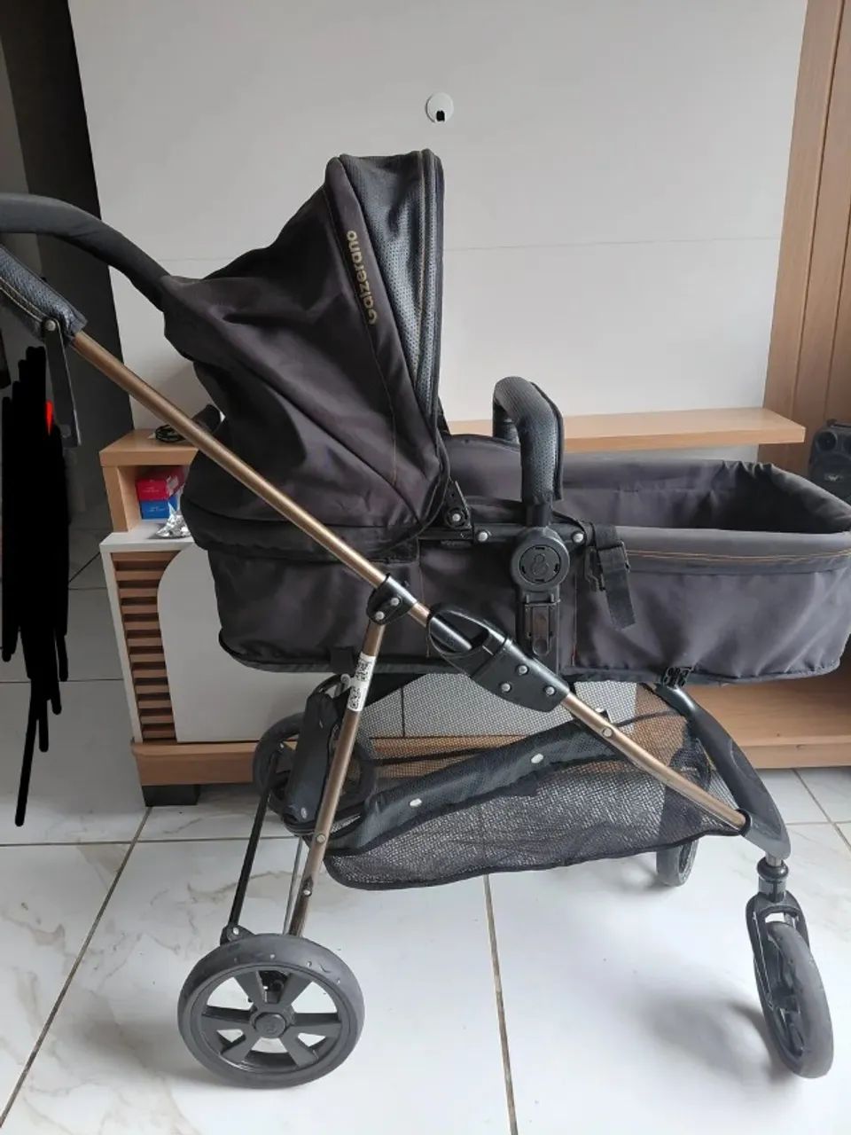 Carrinho de bebê + bebê conforto + base adaptadora pra carro