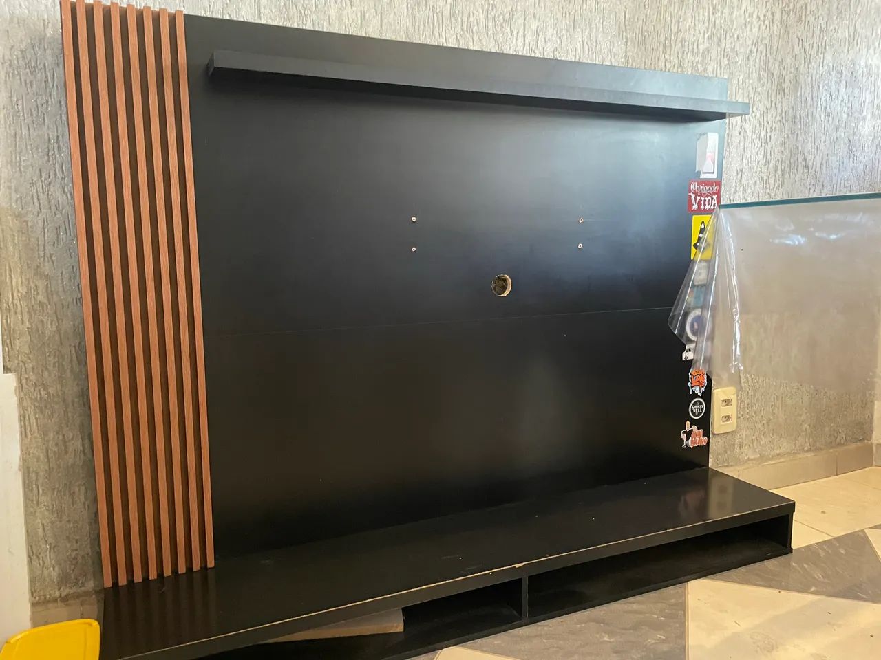 Painel Para Televisão Com Nicho Suporta Tv  De Até 50 Polegadas - Preto / Ripado