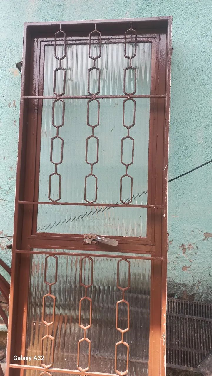 JANELA BASCULANTE 1.80x0.60 COM GRADE REFORÇADA FEITA POR SERRALHEIRO CHAPA 18