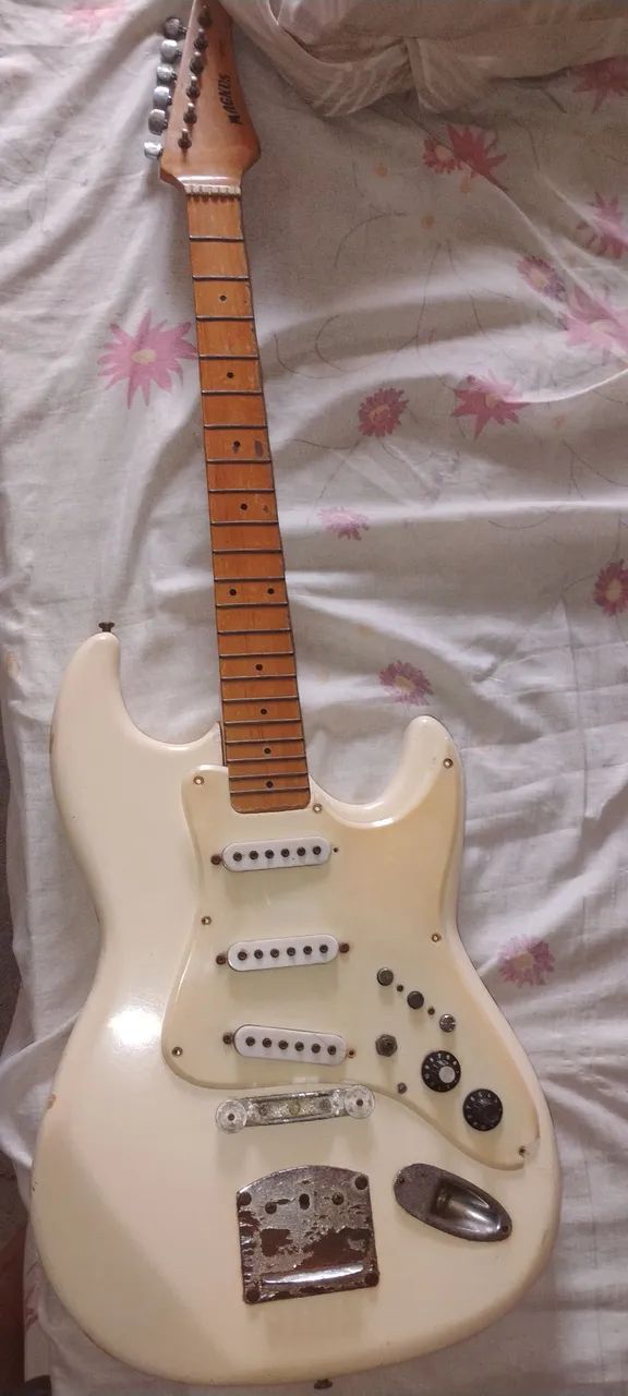 Guitarra  strato Stefany magnus 1970