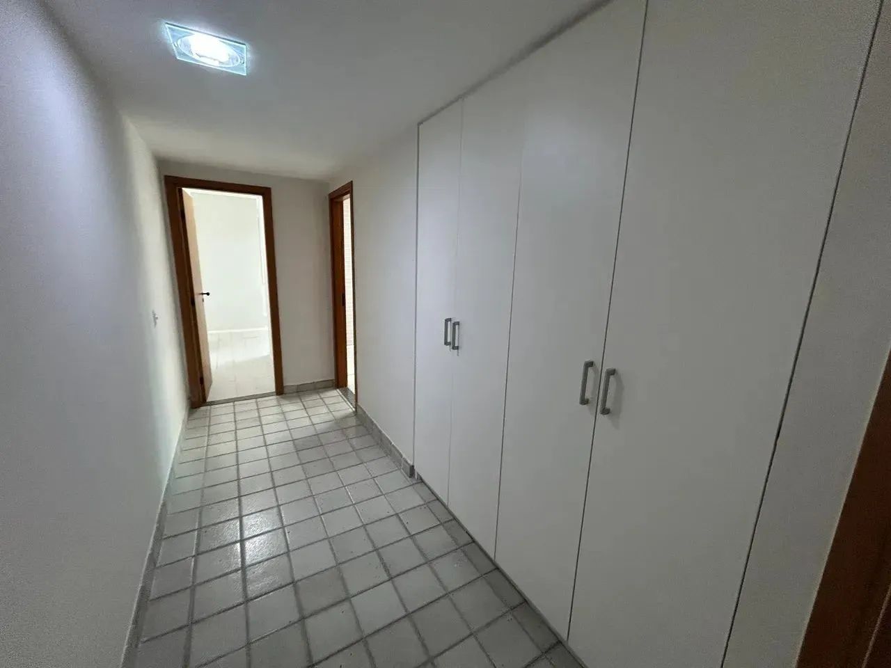 Alugo amplo apartamento com quatro quartos em Setubal - Foto 7