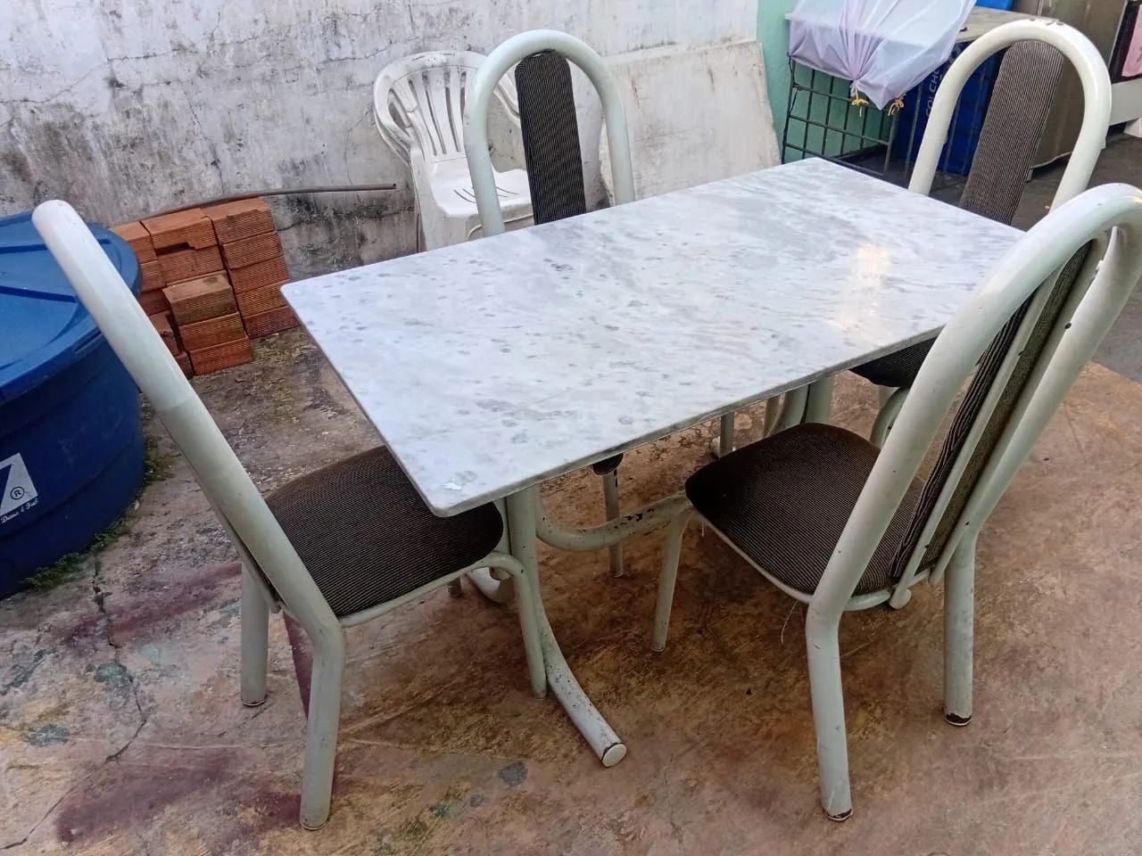 Mesa de mármore com 4 cadeiras  - Foto 4