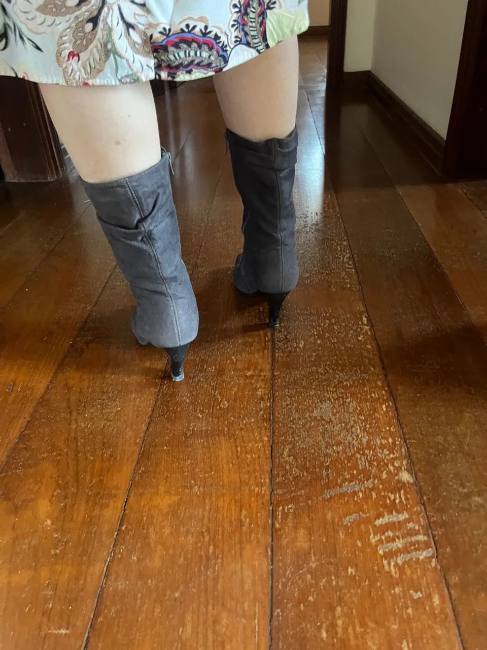 Bota de salto cinza  - Foto 4