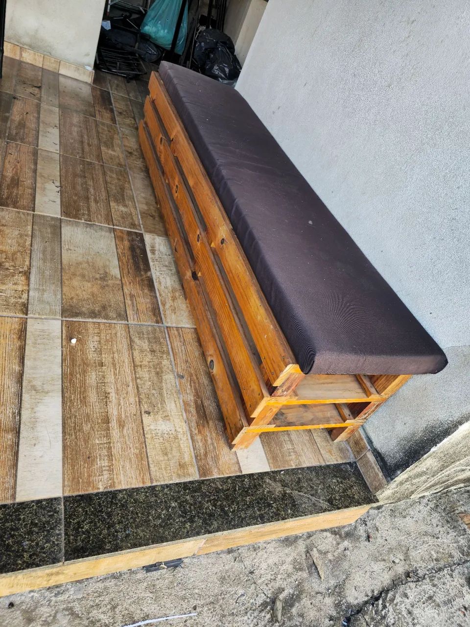 Banco de pallet usado com almofada comprida  - Foto 4