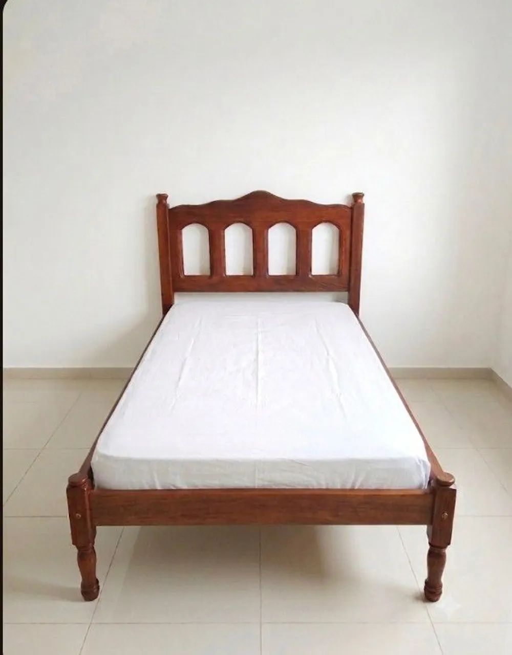 Vendo cama de solteiro em madeira maciça - Foto 3
