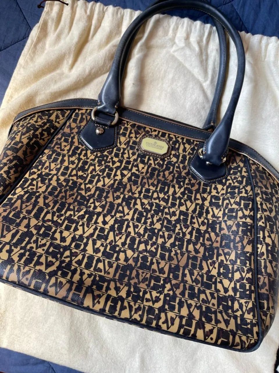 Bolsa Victor Hugo original, com monograma da marca em tons de marrom e preto - Foto 4