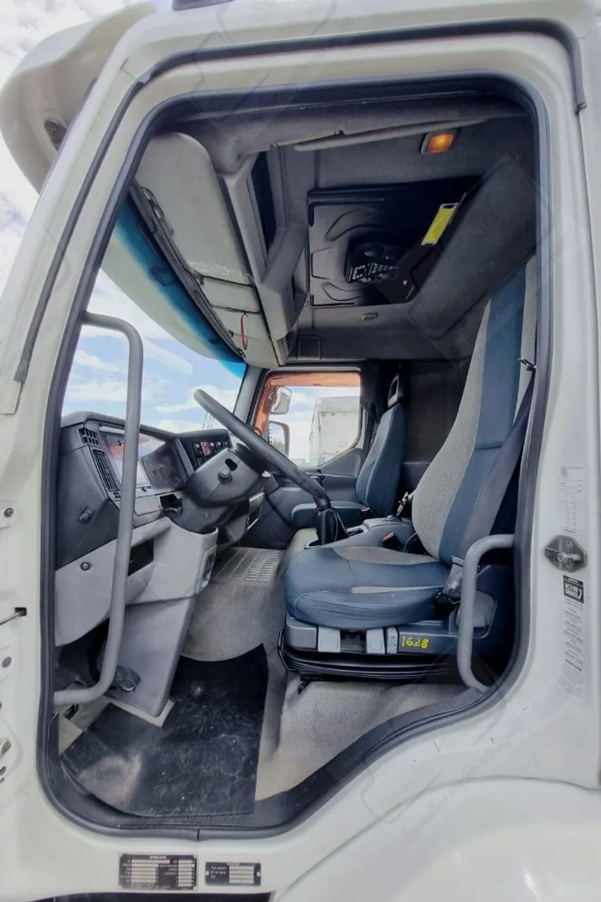 Volvo VM 260 6x2R - 2010 (Carroceria c/ 8,50 metros) - Foto 12