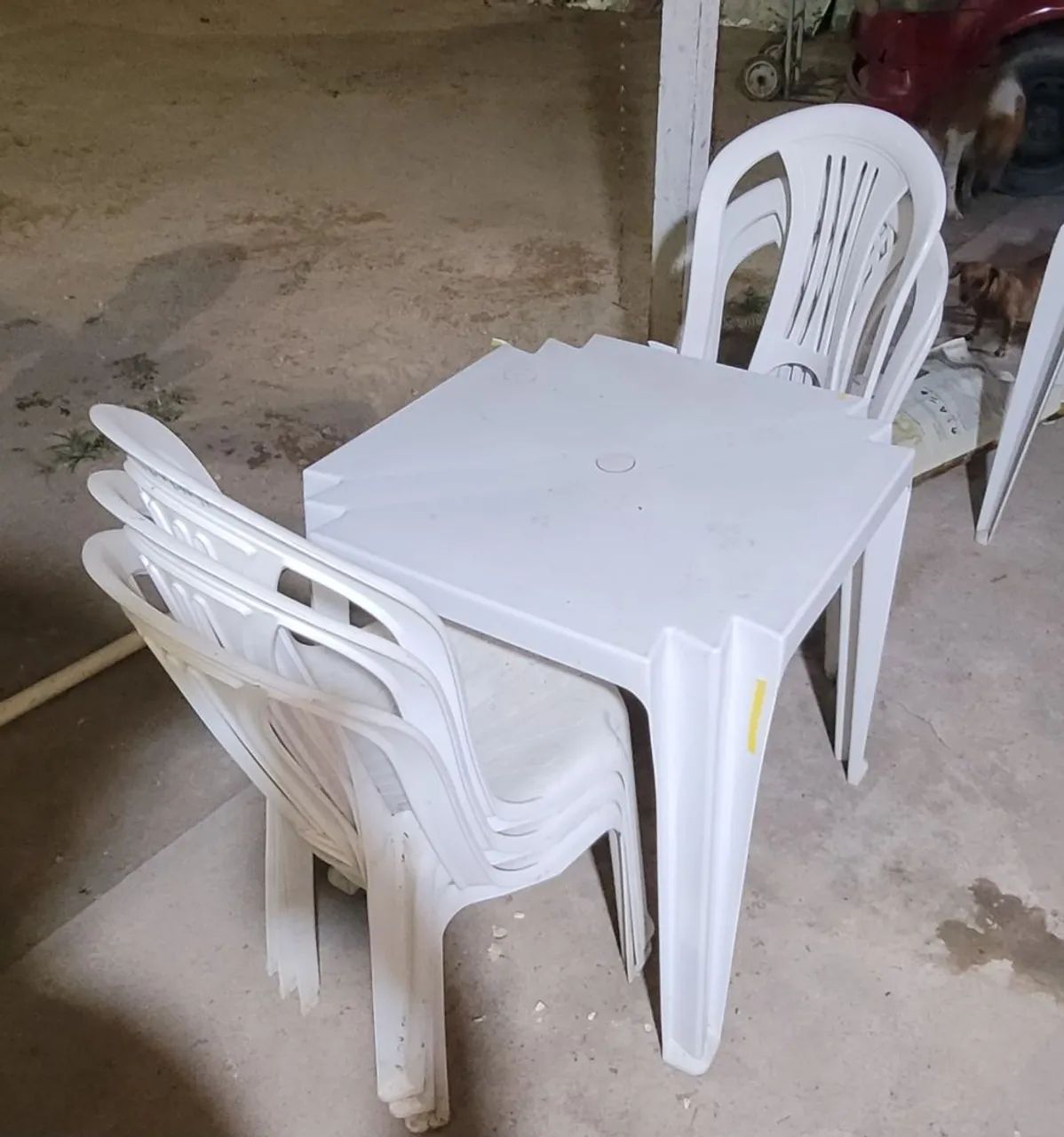 Vendo 1 mesa e 6 cadeiras de plástico  - Foto 2