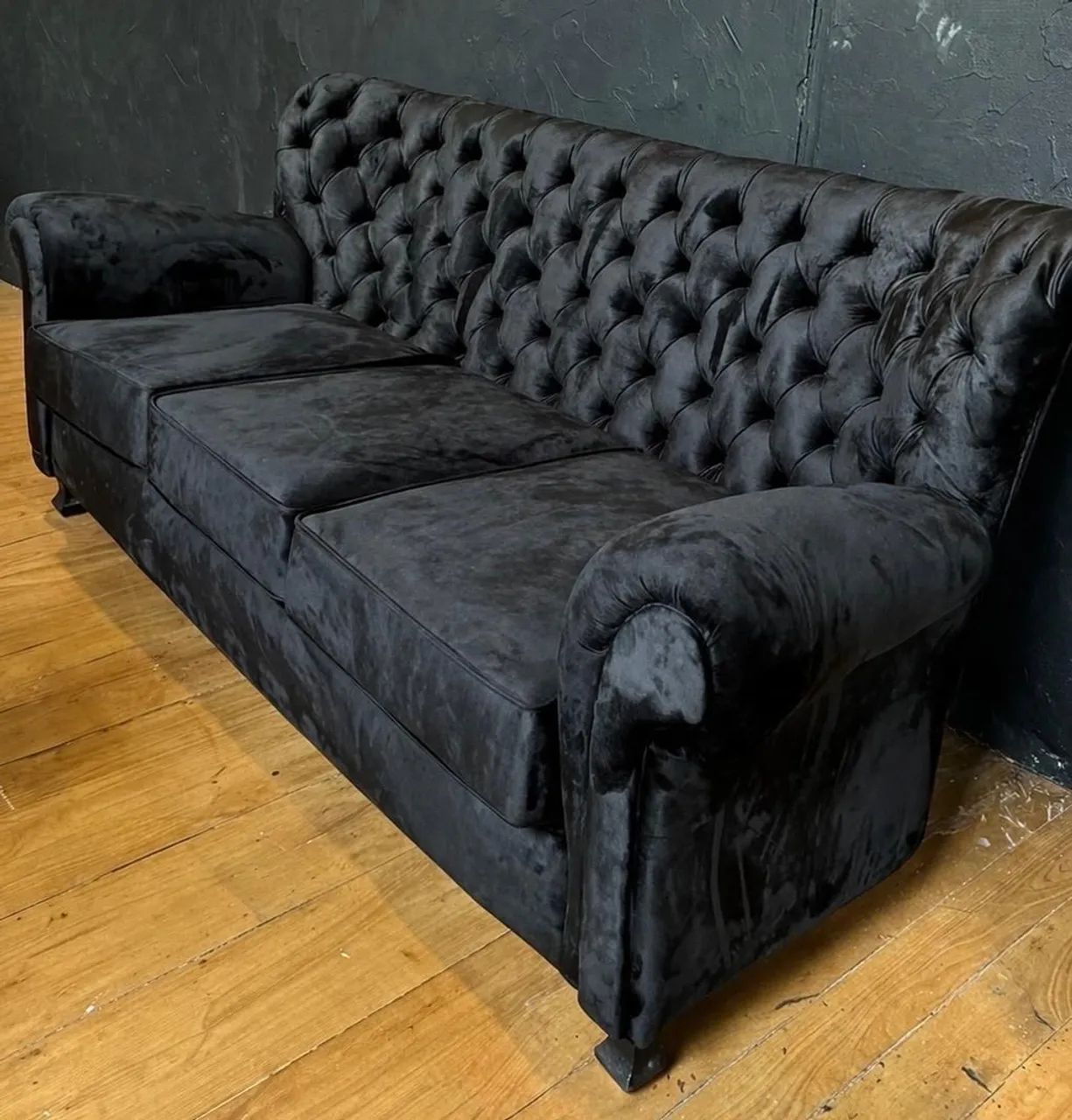 Sofá Chesterfield em Veludo Preto - Elegância e Conforto