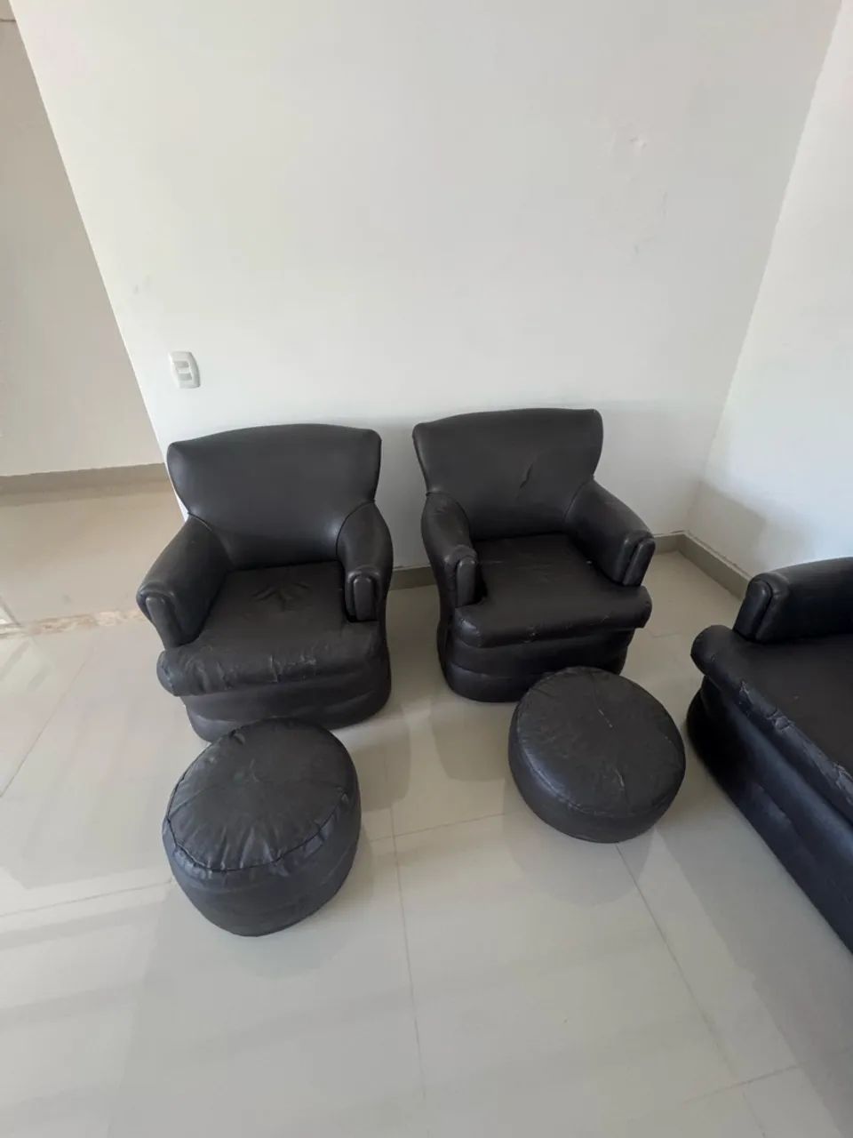Conjunto de Sofá 2 Lugares + 2 Poltronas + 2 Puffs em Couro Preto - Foto 3