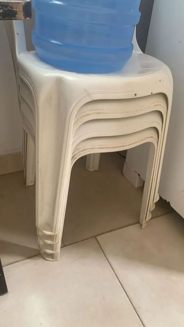 5 cadeiras de plástico Bem conservada para entrega ja  - Foto 2