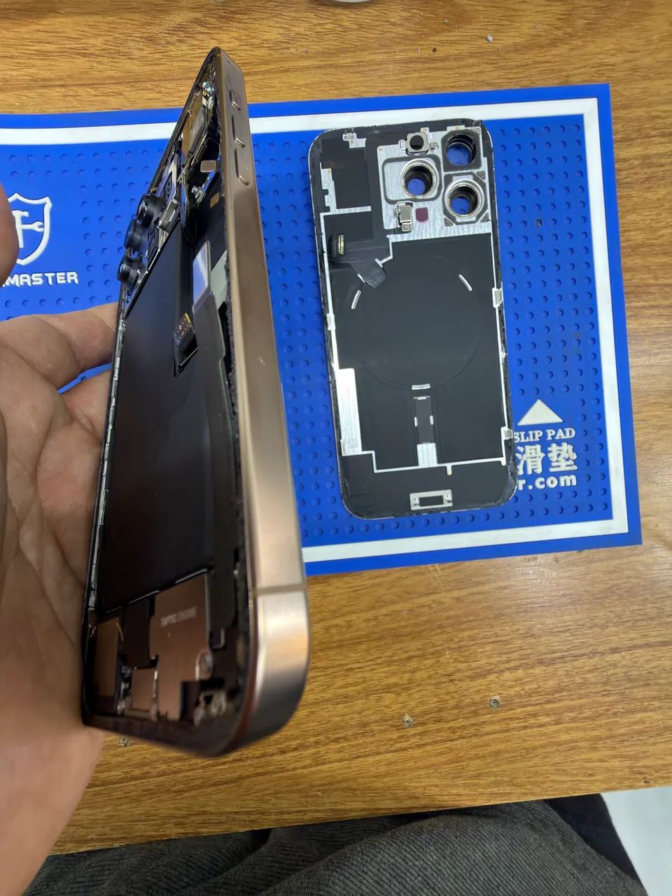 Carcaça iPhone 16 Pró Max Desert com periféricos. - Foto 2