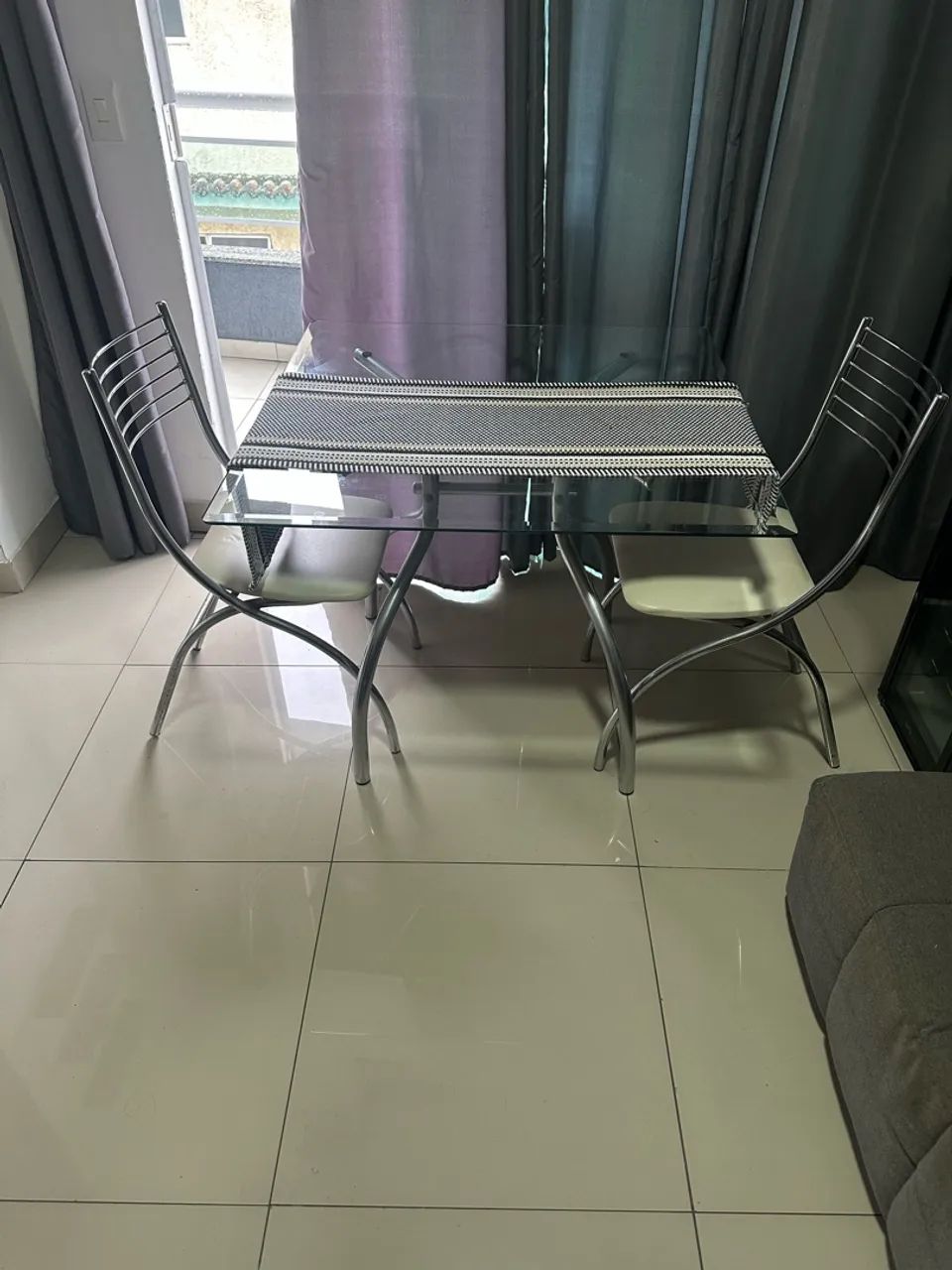 Vendo conjunto mesa com 2 cadeiras e aparador - Foto 4