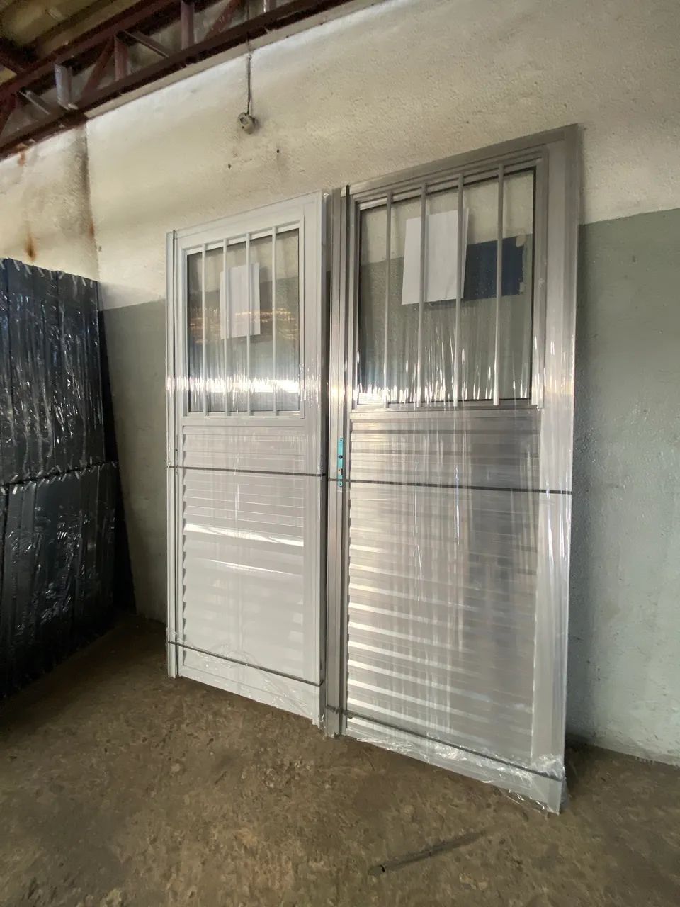 COMPRA CERTA - PORTAS DE ALUMÍNIO C/VIDRO E GRADE - Foto 5