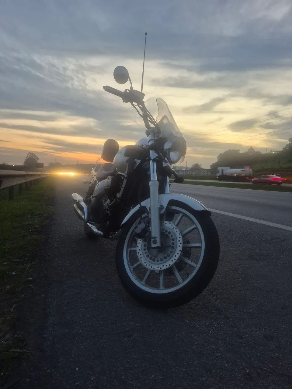 Moto excelente com Toque de estrada e vento no rosto
