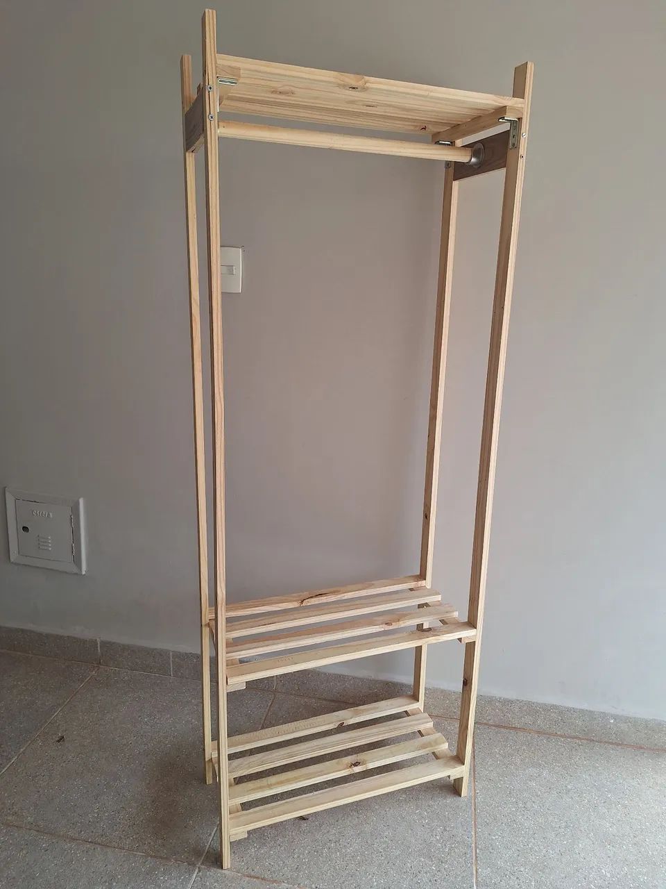 Arara de roupas com sapateira