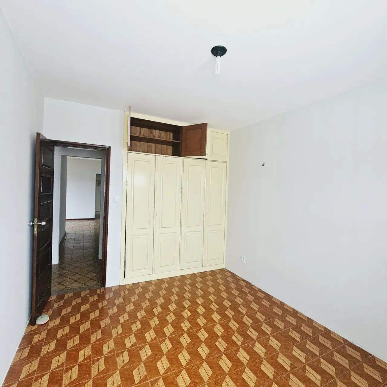 ALUGO APTO COM 3 QUARTOS SENDO 2 SUITES NO ED. MONTEMARTRE - Foto 5