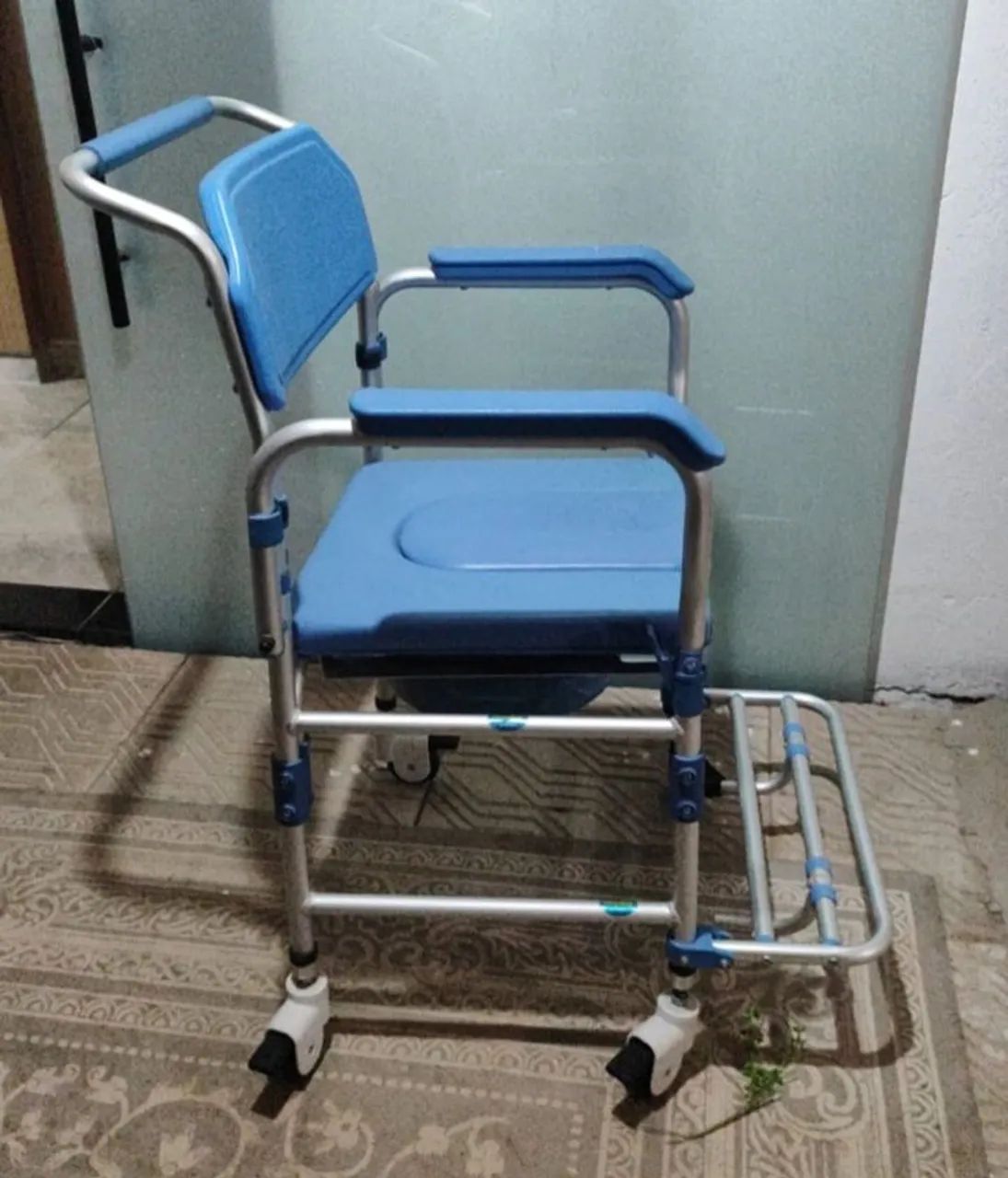 Vendo cadeira de banho e sanitário 
